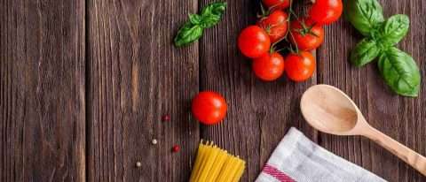 collaboratore cucina: pomodori e basilico