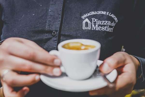 IMMAGINAZIONE E LAVORO-186-min sala e bar-piazza-dei-mestieri