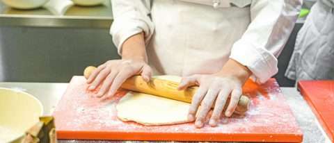 corsi gastronomia torino: stesura dell'impasto con il mattarello