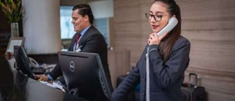 corso accoglienza clienti: ragazzi alla reception
