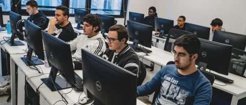 ragazzi al computer in aula: corso tecnico informatico torino