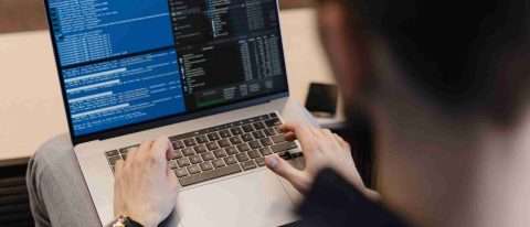 ragazzo al computer: corsi formatemp