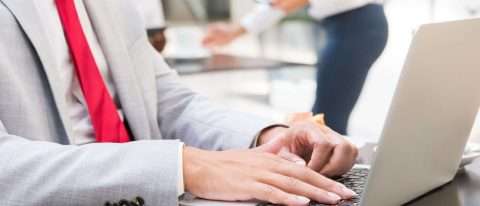 aggiornamento a nuova normativa GDPR: uomo al computer