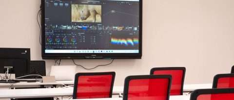 aula con schermo acceso: corso digital curator milano