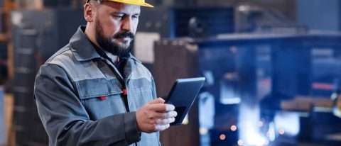 corso responsabile magazzino: addetto al magazzino legge su tablet