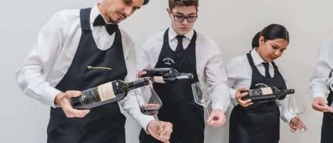 corso sala bar: camerieri versano il vino