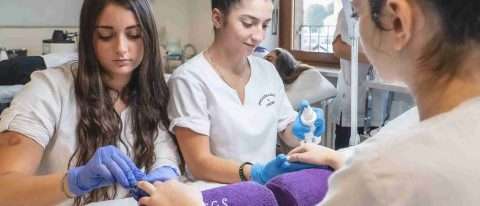 come diventare operatore del benessere. Allieve durante una lezione in laboratorio.