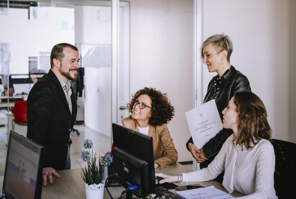 Formazione aziendale: far crescere le imprese attraverso la formazione continua - dipendenti al lavoro