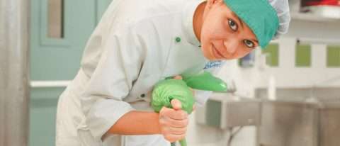 corso pasticceria milano: studentessa utilizza sac a poche
