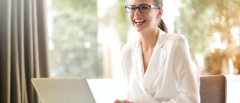 corso sales manager: donna che ride al computer