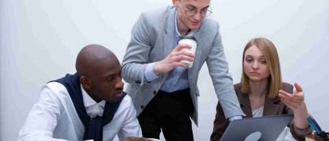 ragazzi al computer: corso risk management