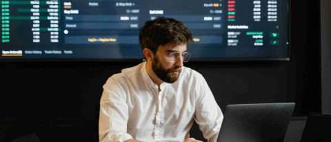 corso data analyst: ragazzo al computer analizza dati