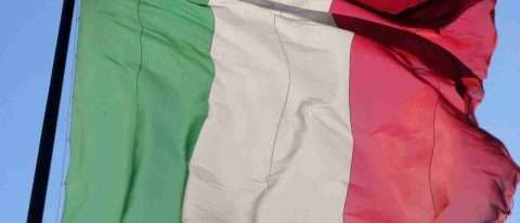 corso di lingua italiana: bandiera italiana che sventola
